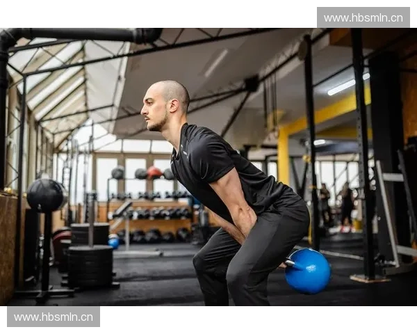如何成为一名出色的体能教练并有效提升学员的综合身体素质与运动表现
